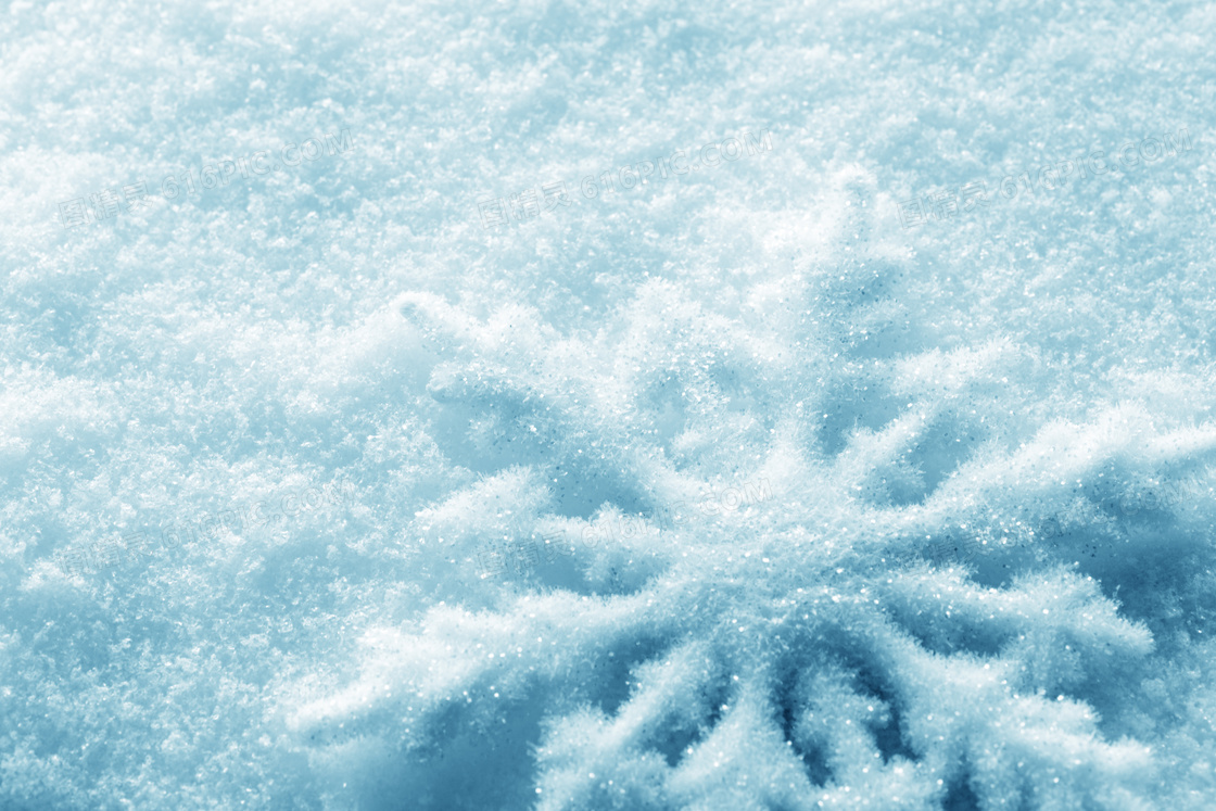 雪地上的雪花图案特写摄影高清图片