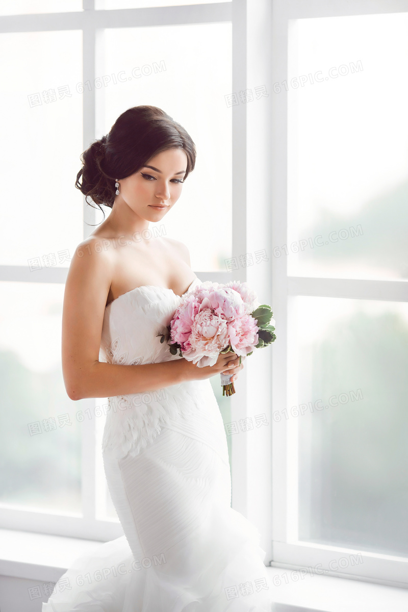 站在窗台边的新娘人物摄影高清图片