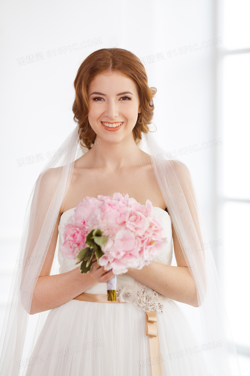 手拿着鲜花的幸福新娘摄影高清图片