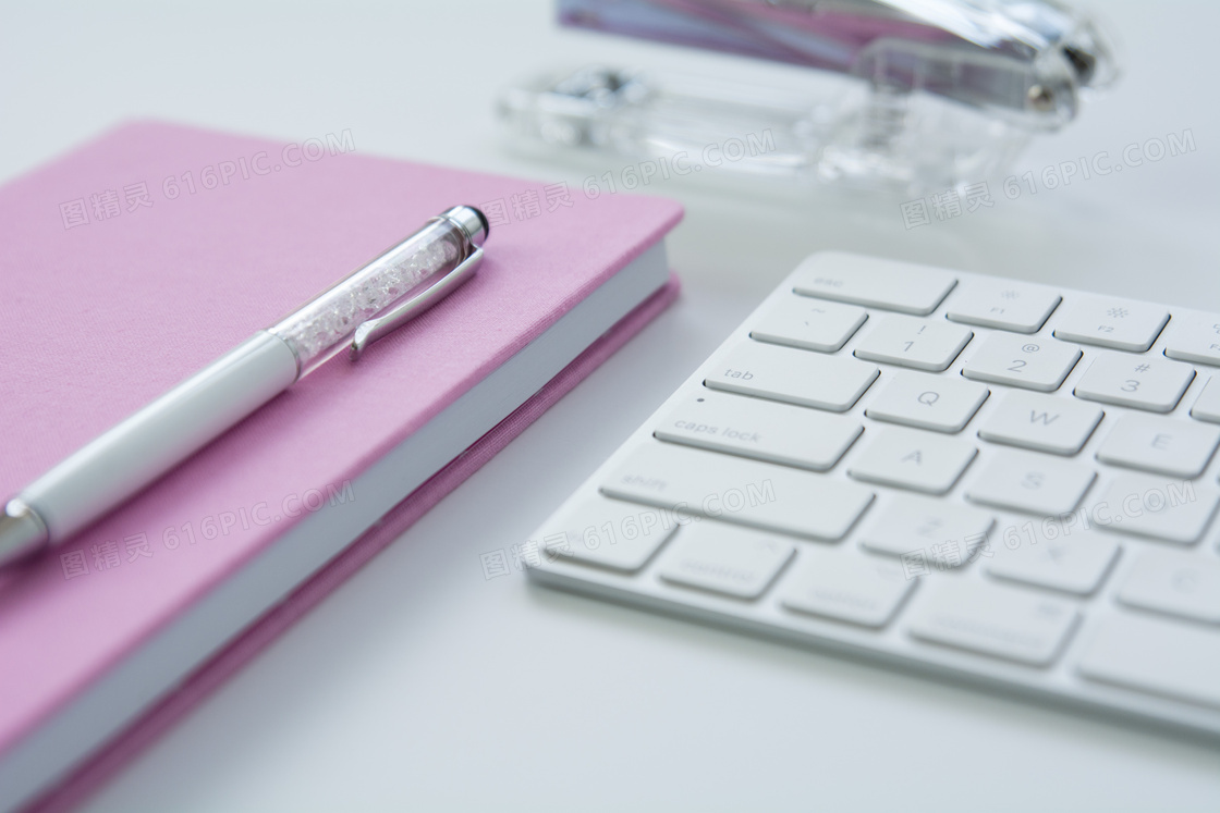 键盘与粉色的记事本等摄影高清图片