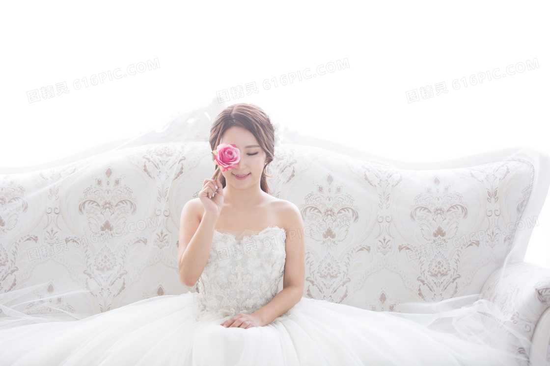 沙发上的白色婚纱新娘摄影高清图片