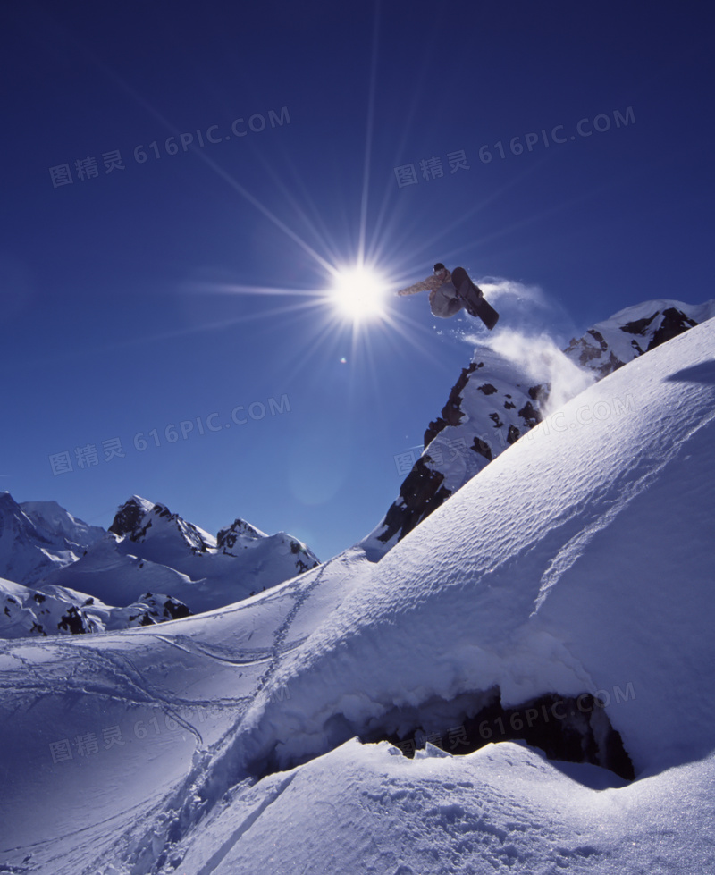 滑雪人物与冰雪覆盖的山峦高清图片