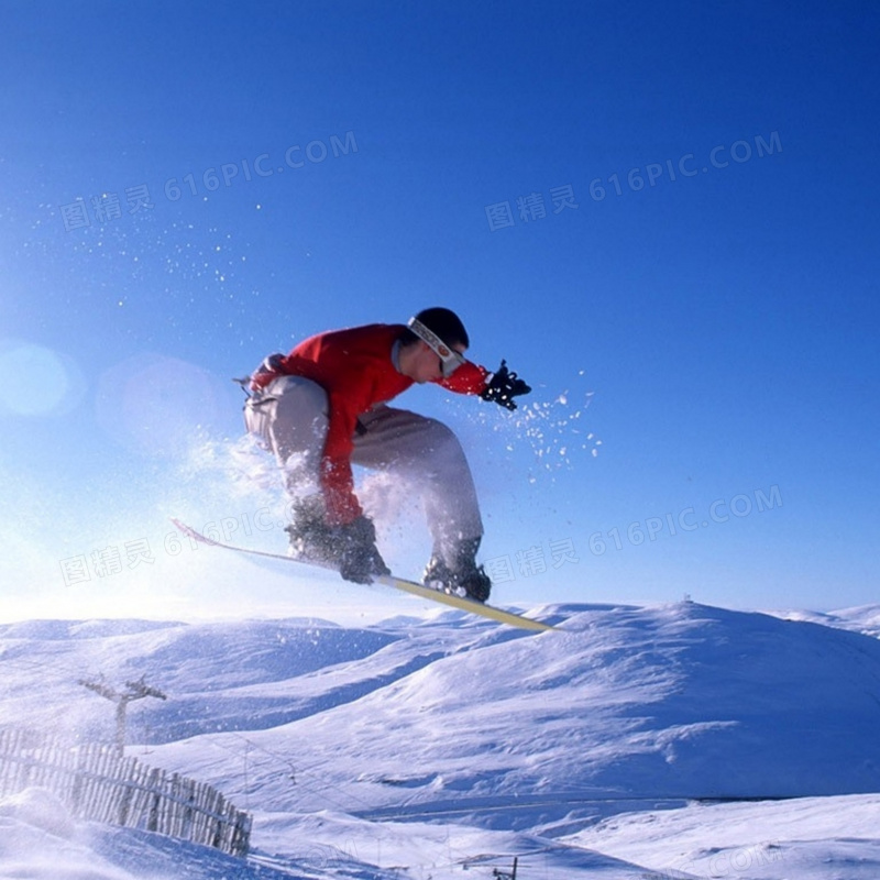 雪山风光与空中的滑雪人物高清图片