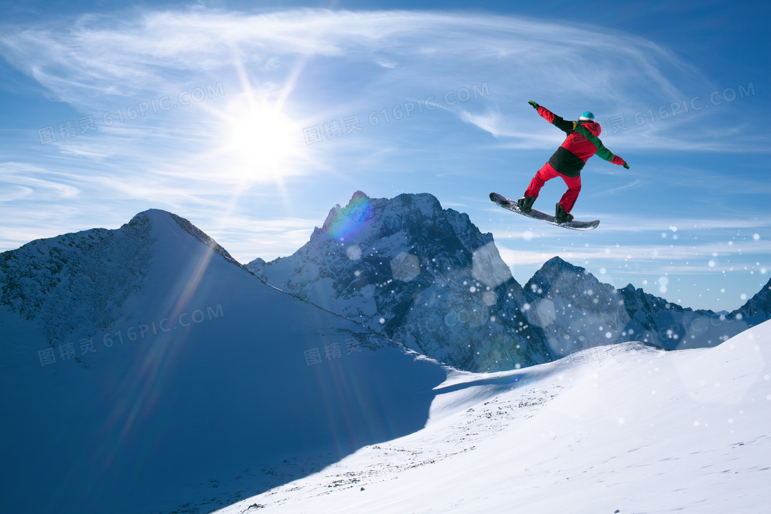 耀眼阳光下的山间滑雪人物高清图片