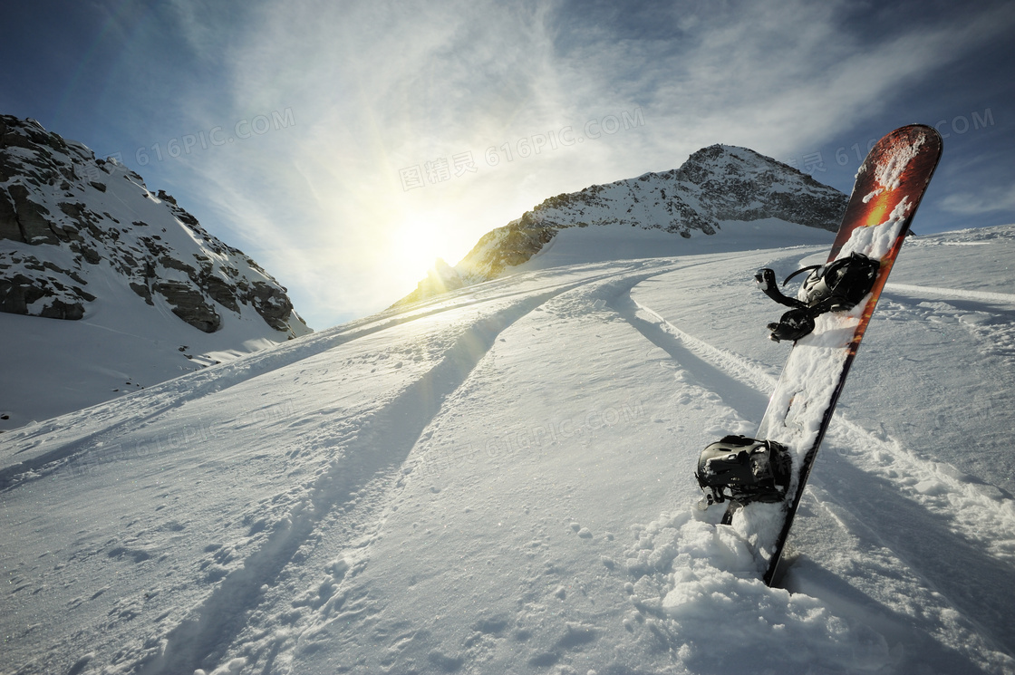 斜插在雪地上的滑雪板摄影高清图片