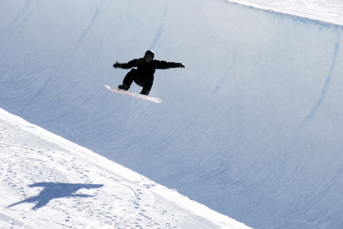 从高处跃下的滑雪人物摄影高清图片