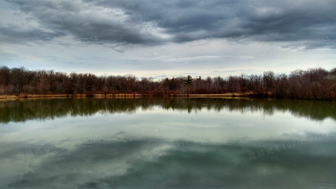 野外平静的湖泊美景摄影图片