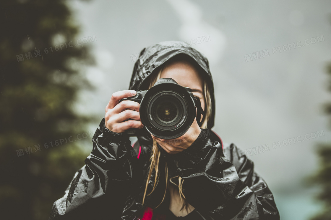 冒雨拍照的摄影师人物摄影高清图片