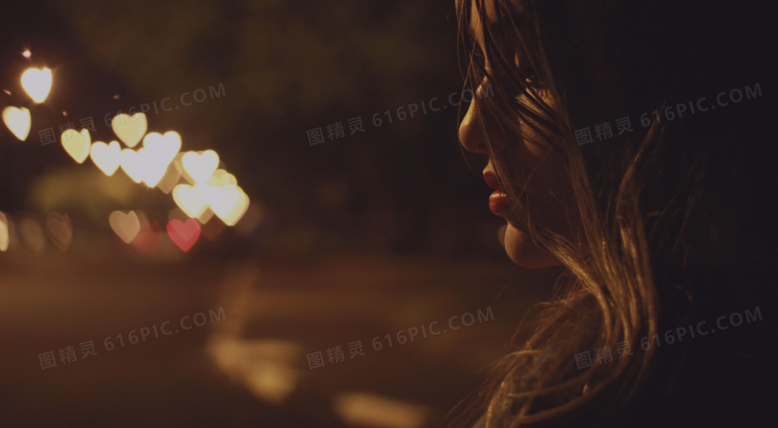 夜色烘托下的卷发美女摄影高清图片