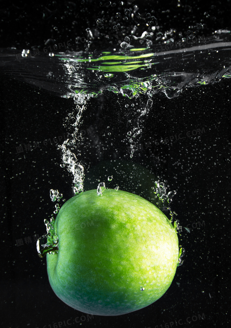 水中带着泡泡的青苹果摄影高清图片