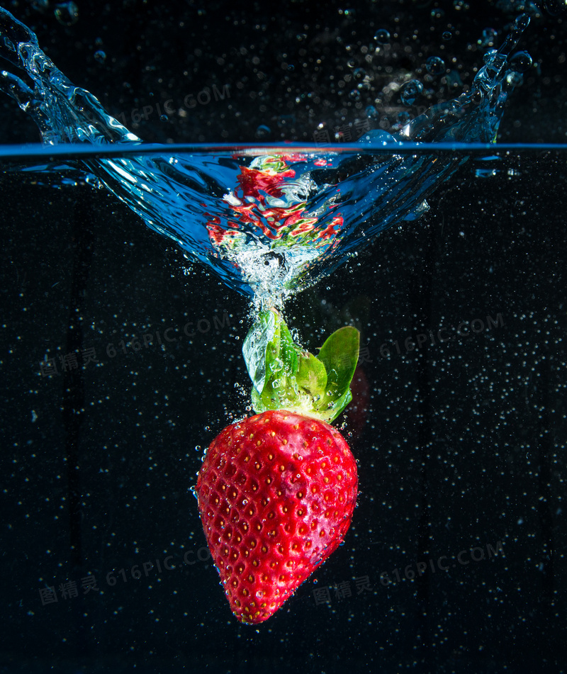 落入到水中的草莓特写摄影高清图片