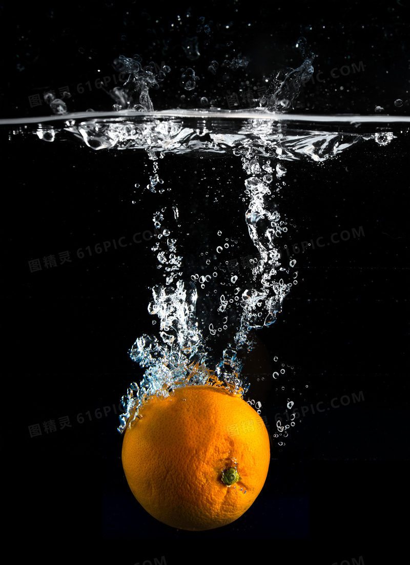 掉落到水中的橙子特写摄影高清图片