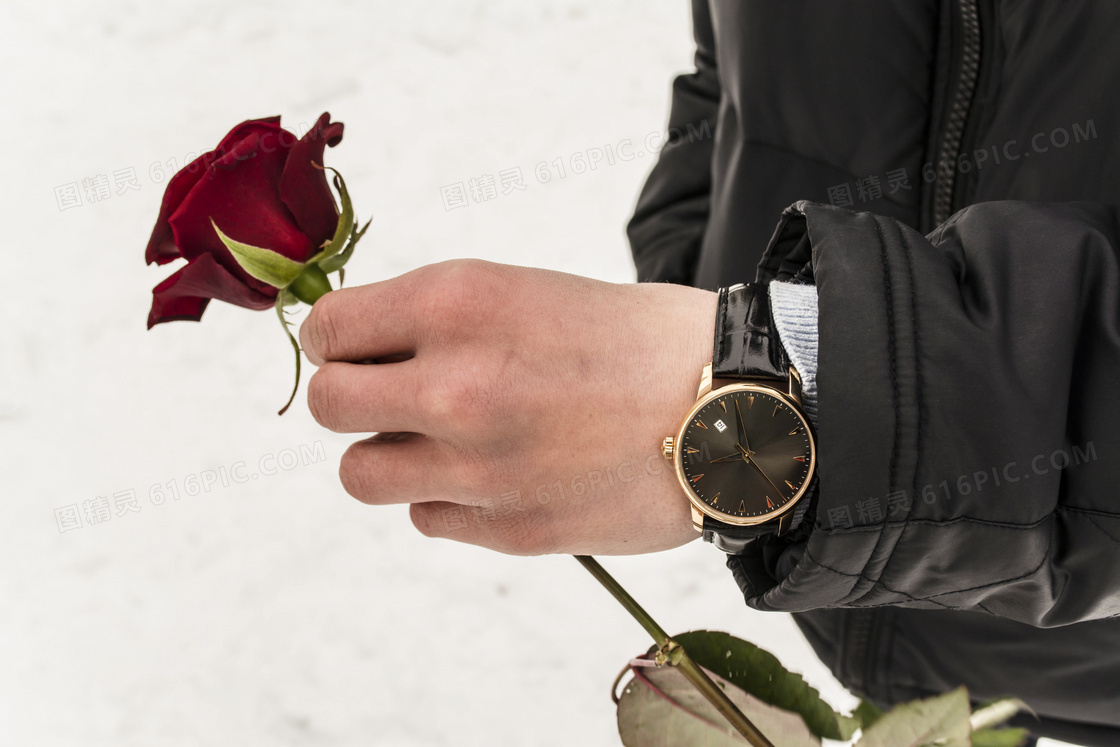 手里拿着玫瑰花的男人摄影高清图片