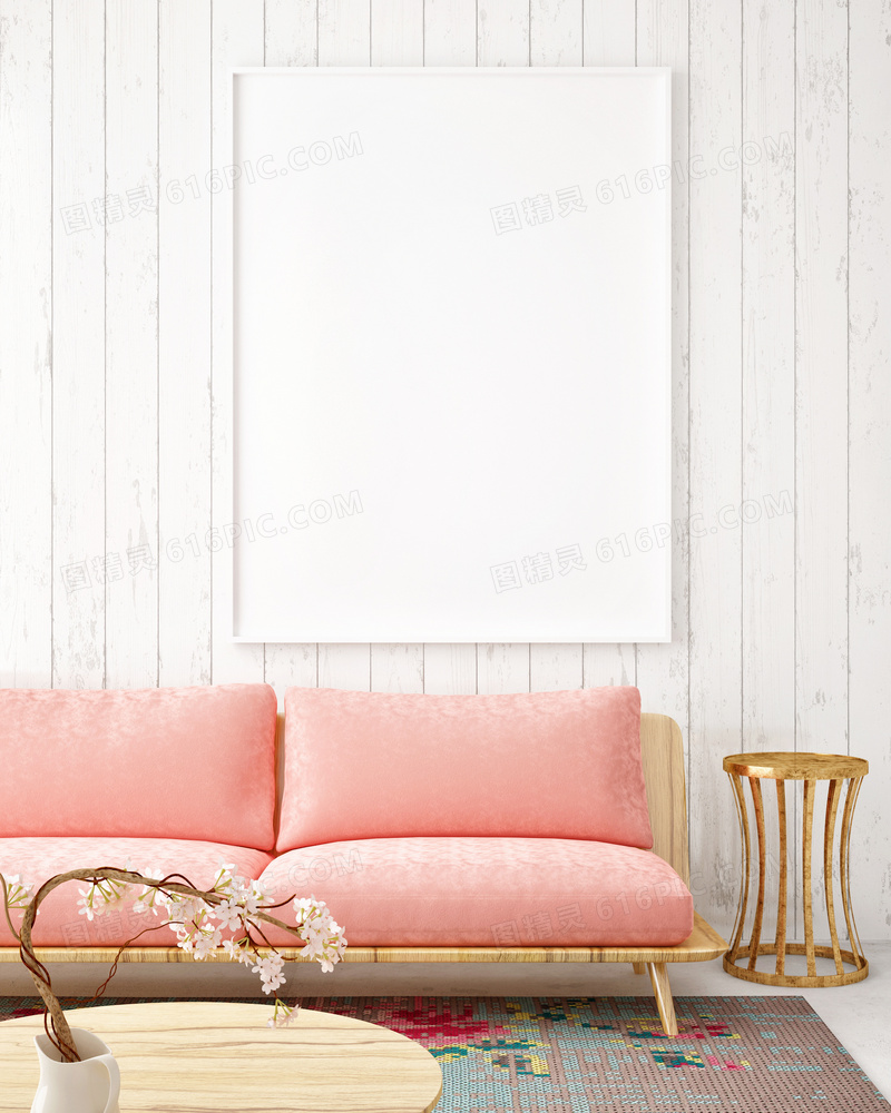 粉色沙发与木板墙上的挂画高清图片