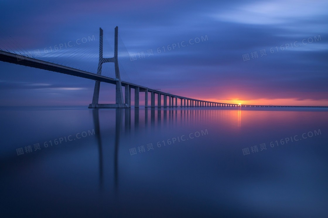 夕阳下的跨海大桥景观摄影图片