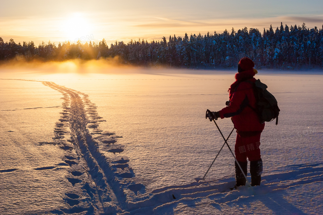 滑雪人物与黄昏时分的雪景摄影图片