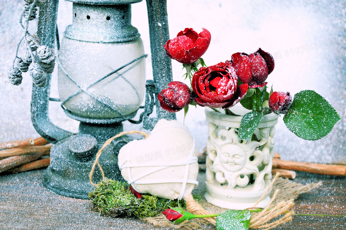 马灯心形与红色的花朵摄影高清图片