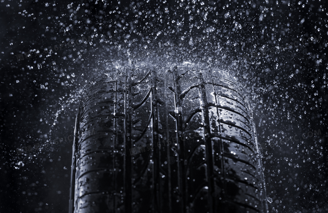 被雨水浇湿的汽车轮胎摄影高清图片