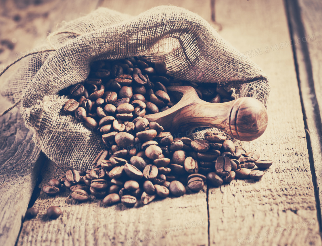 麻袋里的咖啡豆与木铲摄影高清图片