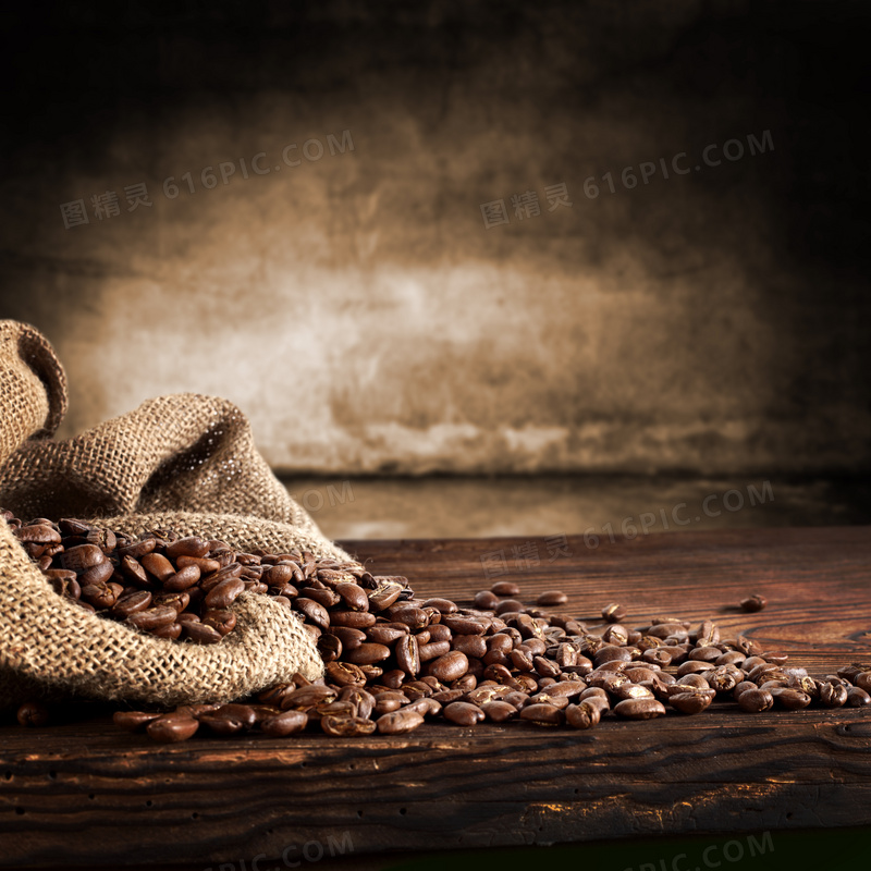 麻袋里洒出来的咖啡豆摄影高清图片