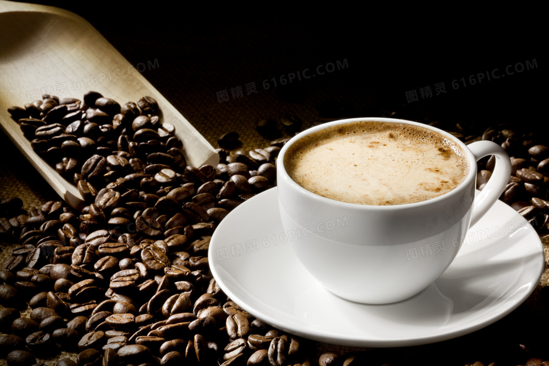 咖啡豆与满满的一杯咖啡等高清图片