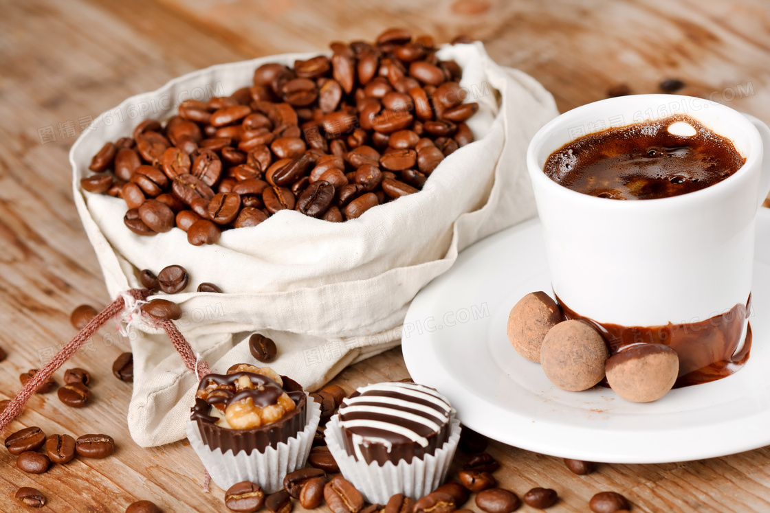 巧克力与袋里的咖啡豆摄影高清图片
