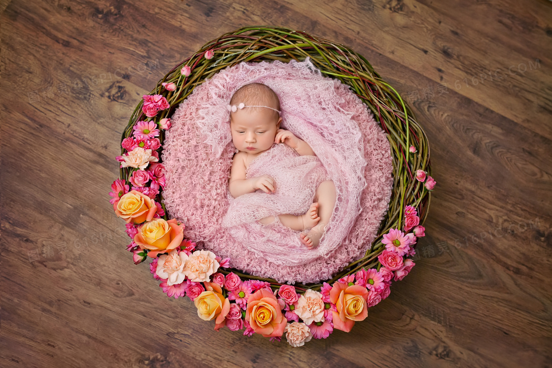 被鲜花包围的可爱宝宝摄影高清图片