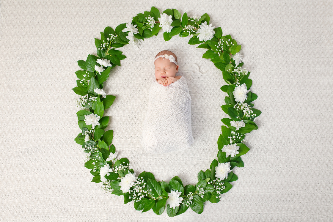 被鲜花绿叶包围的宝宝摄影高清图片