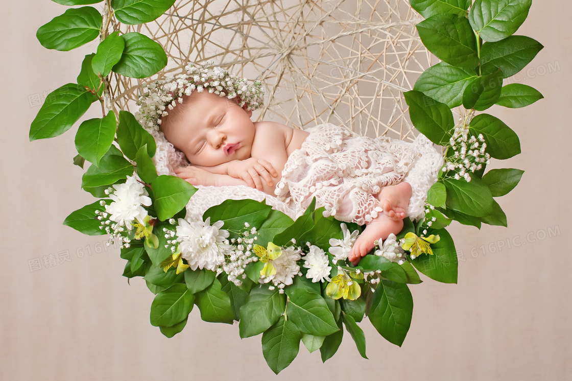在吊篮中睡着的可爱小宝宝高清图片