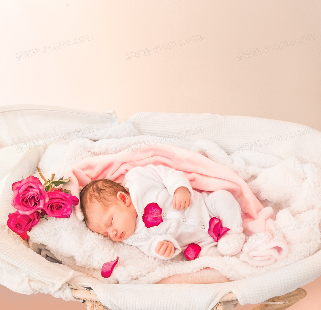婴儿篮中睡觉的小宝宝摄影高清图片