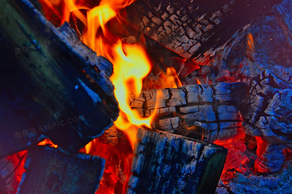 要燃烧殆尽的木柴特写摄影高清图片