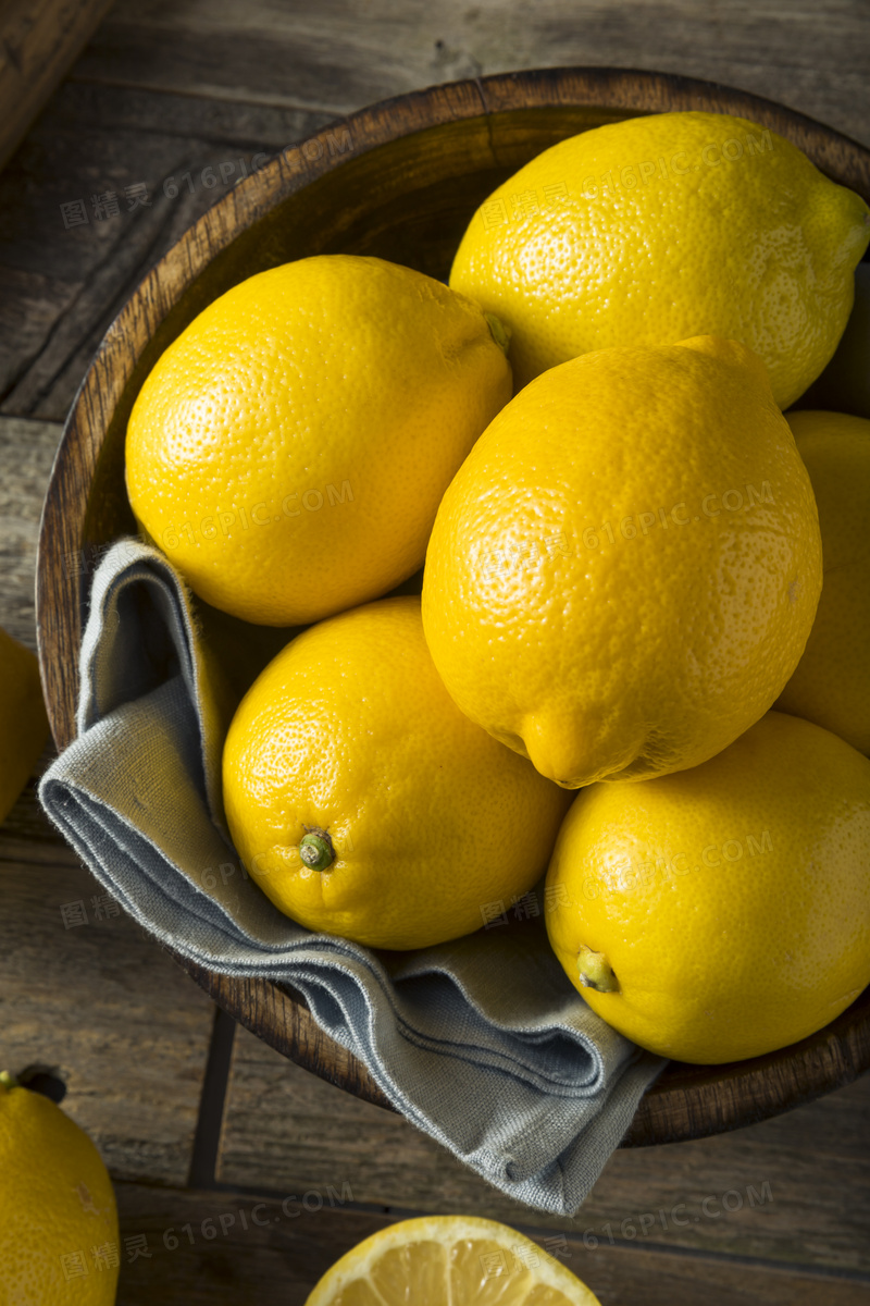 木盘里的黄色柠檬特写摄影高清图片