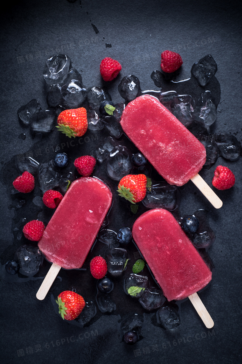蓝莓与草莓口味的冰棍摄影高清图片