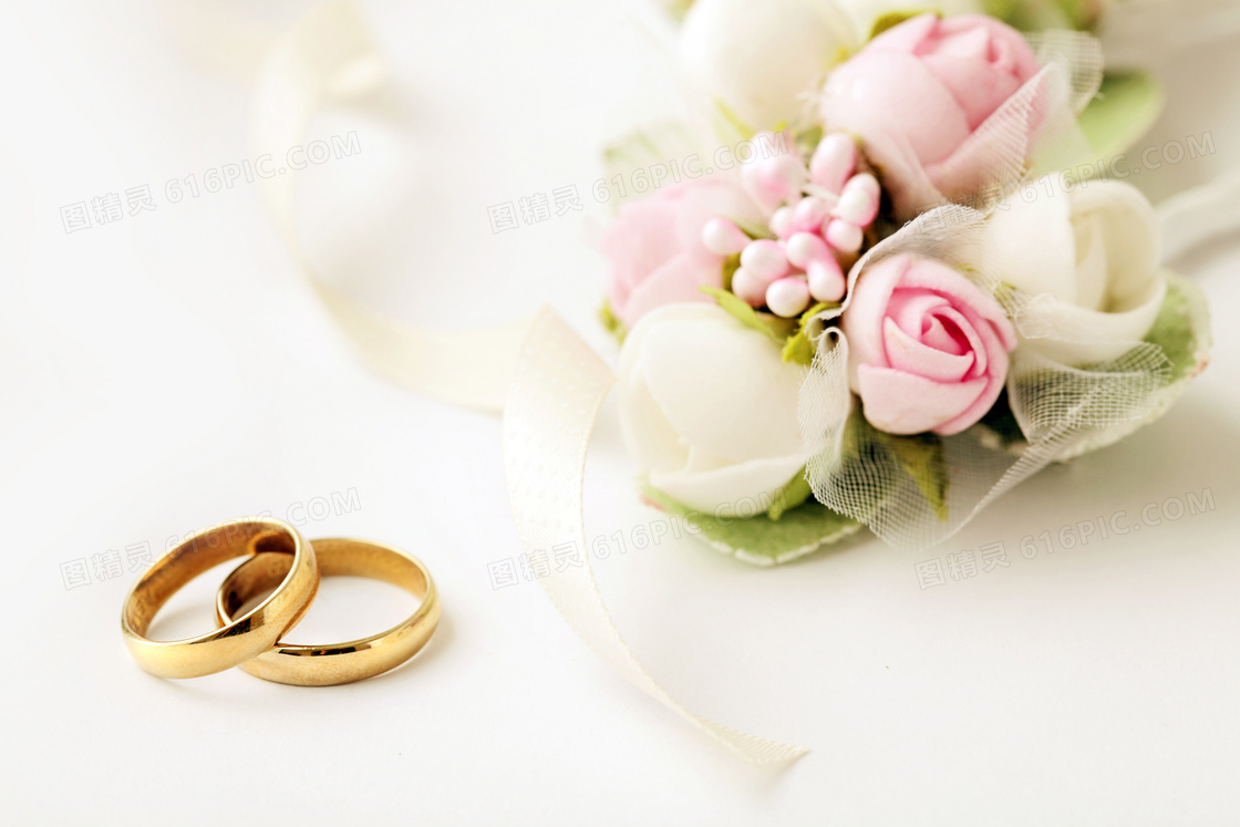 鲜花与两枚金色的戒指摄影高清图片