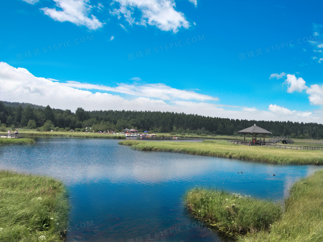 蓝天下的美丽七星湖景观摄影图片