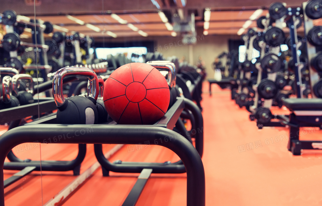 健身房种类繁多的器械摄影高清图片