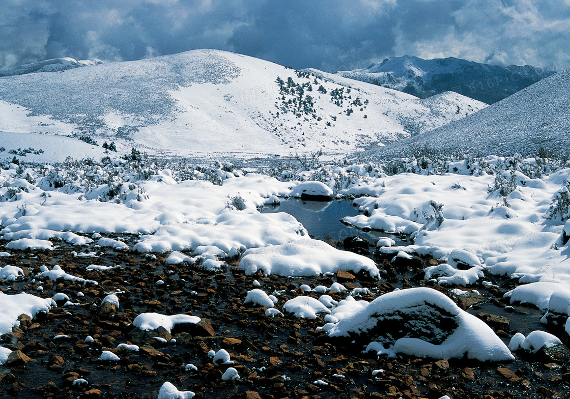 山顶美丽的雪后景观摄影图片