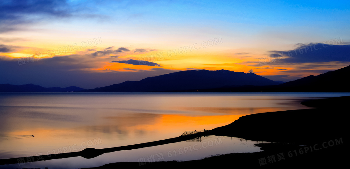 赛里木湖美丽黄昏摄影图片