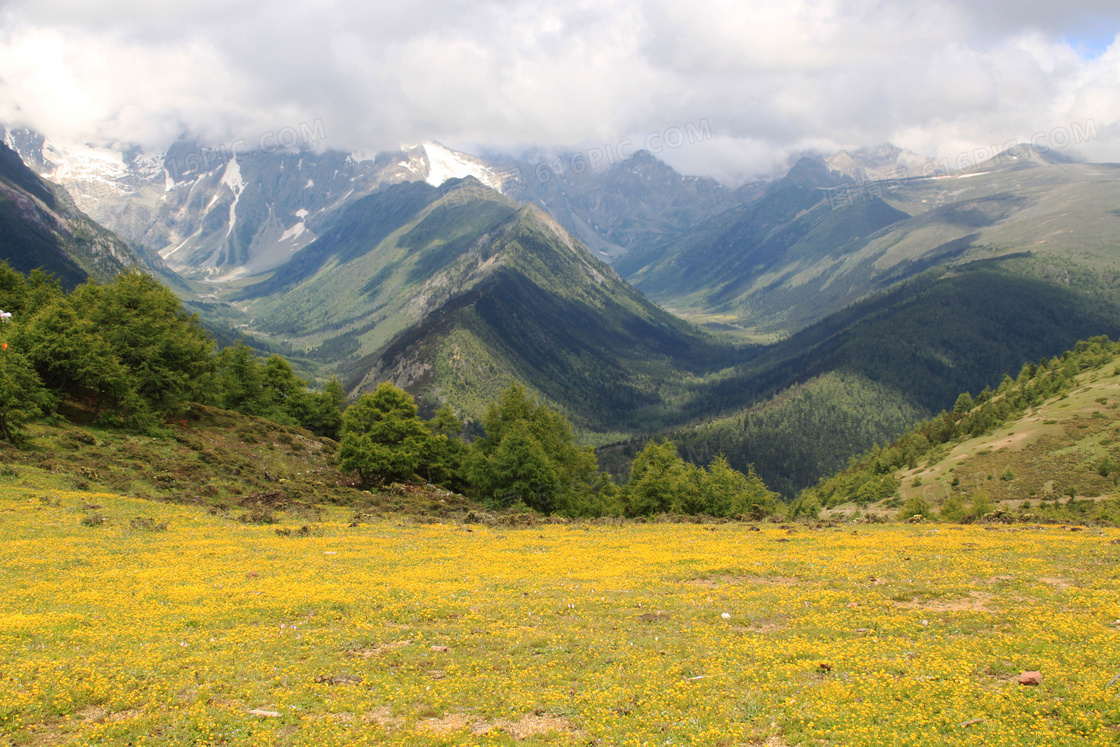 香格里拉唯美山峰景观摄影图片