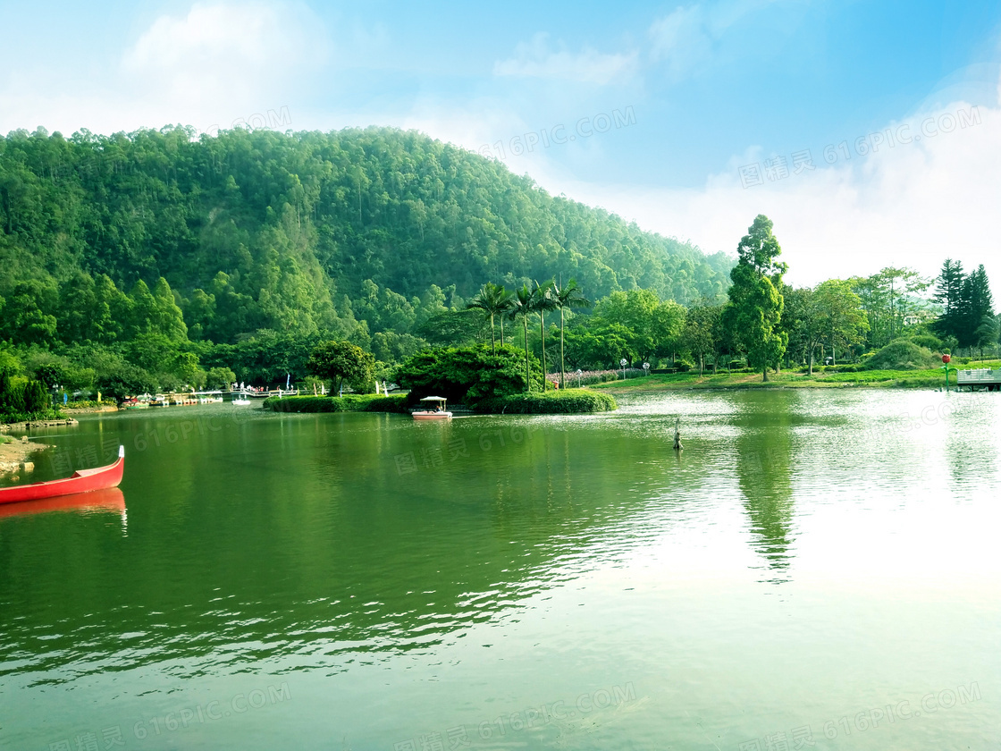 青山脚下美丽的湖泊景观摄影图片