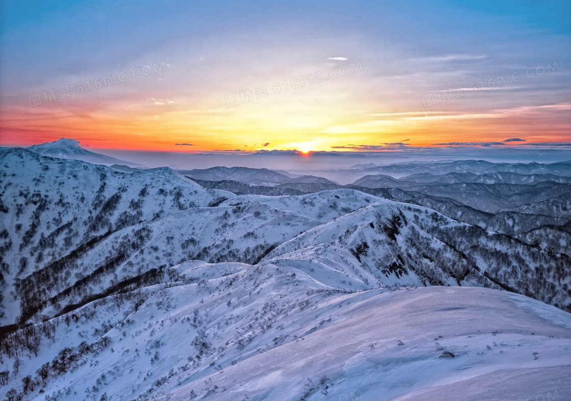雪山山顶美丽的日落景色摄影图片
