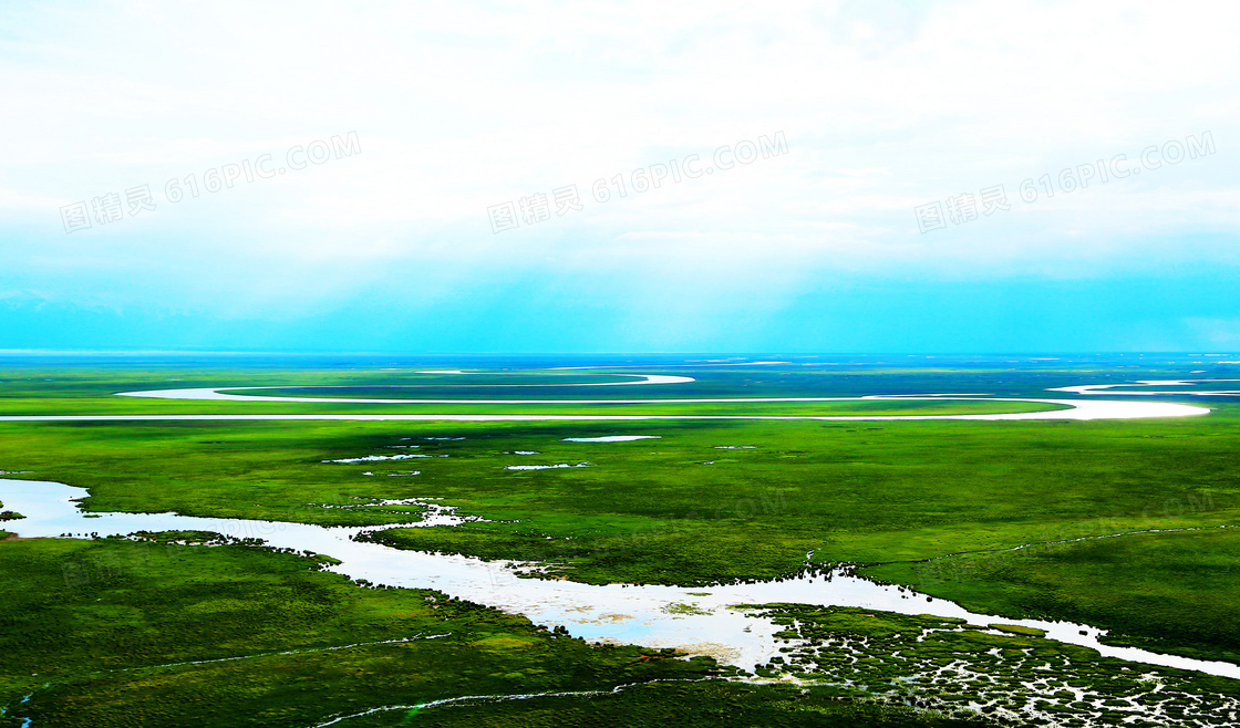 大草原上的美丽河流摄影图片