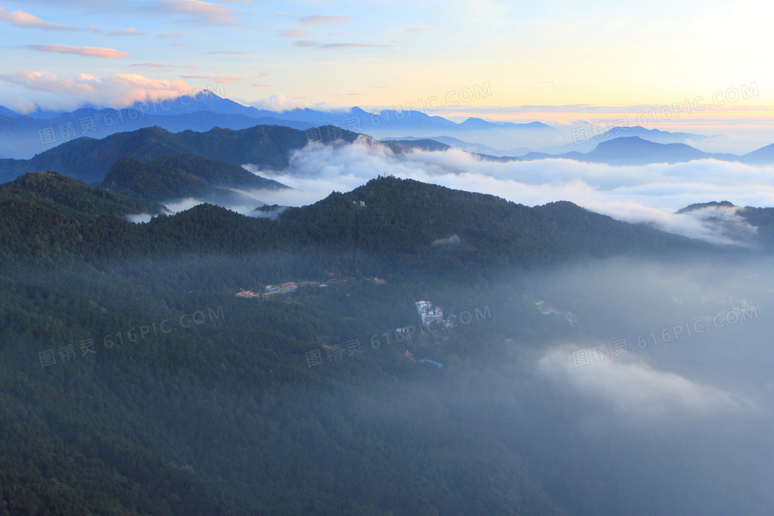 云雾缭绕的山峰日落美景摄影图片