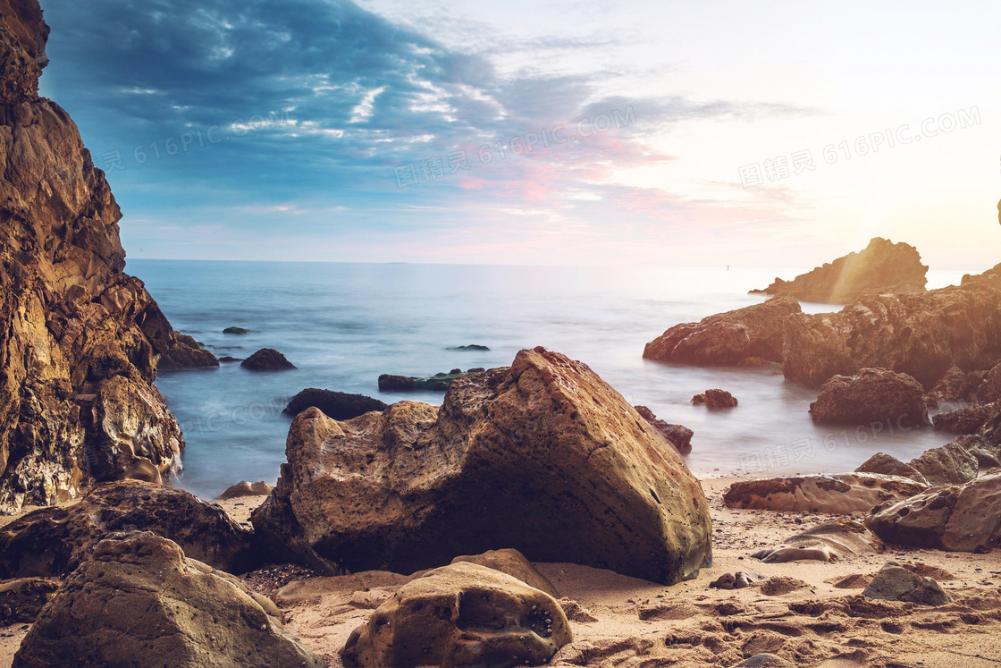 海边美丽的岩石和日出景色摄影图片