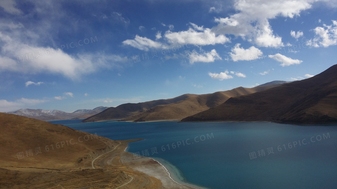 蓝天下的羊湖美景摄影图片