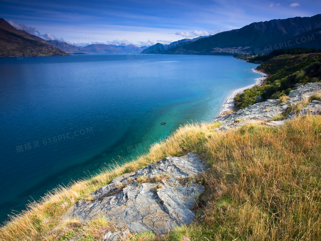 山脚美丽的湖泊景色摄影图片