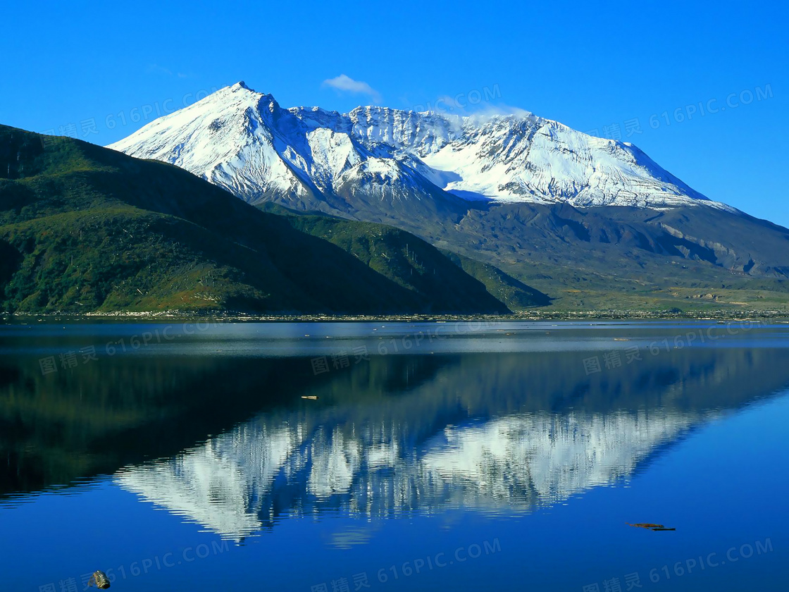 蓝天下美丽湖泊和雪山摄影图片