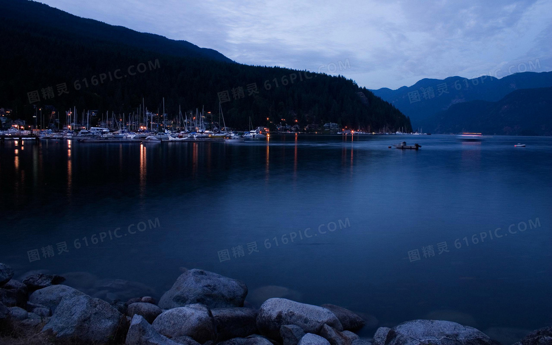 美丽的湖边码头夜景风光摄影图片
