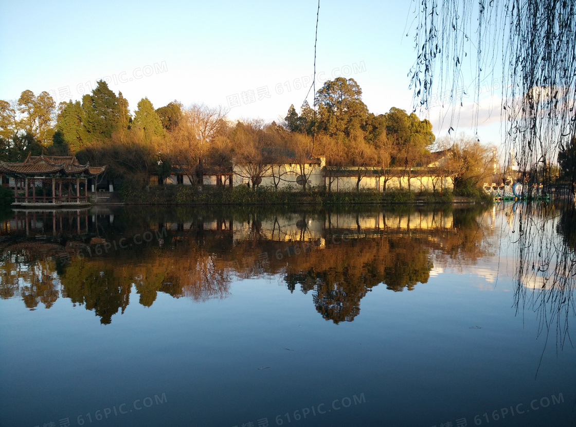 公园湖泊美丽倒影摄影图片
