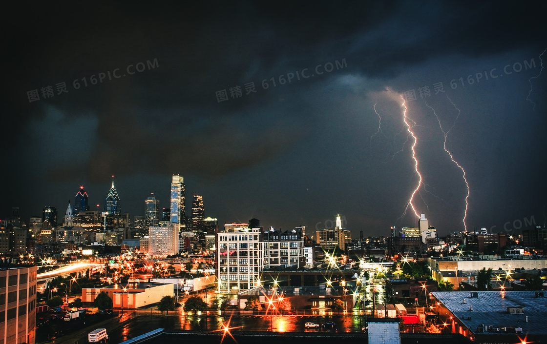 电闪雷鸣下的城市夜景摄影图片